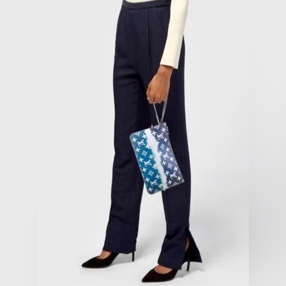 🔥SUPER SALE REDUCTION🔥✅PRICE FIRM✅ AUTHENTIC Louis Vuitton Blue Escale Wristlet - Picture 13 of 17